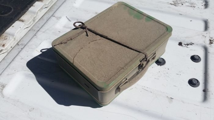 Во время ремонта хозяин дома нашел старый чемодан, который удивил содержимым