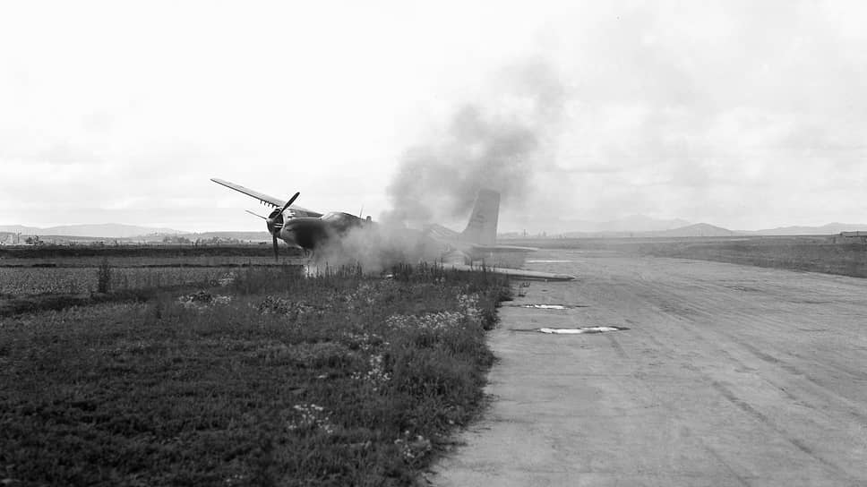 «“Сейбры”,— вспоминал генерал Лобов,— не смогли помешать нам нанести крупное поражение бомбардировочной и истребительно-бомбардировочной авиации агрессора» (на фото — горящий бомбардировщик B-26»