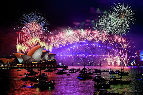 Праздничный салют во время празднования Нового 2022 года в Сиднее, Австралия