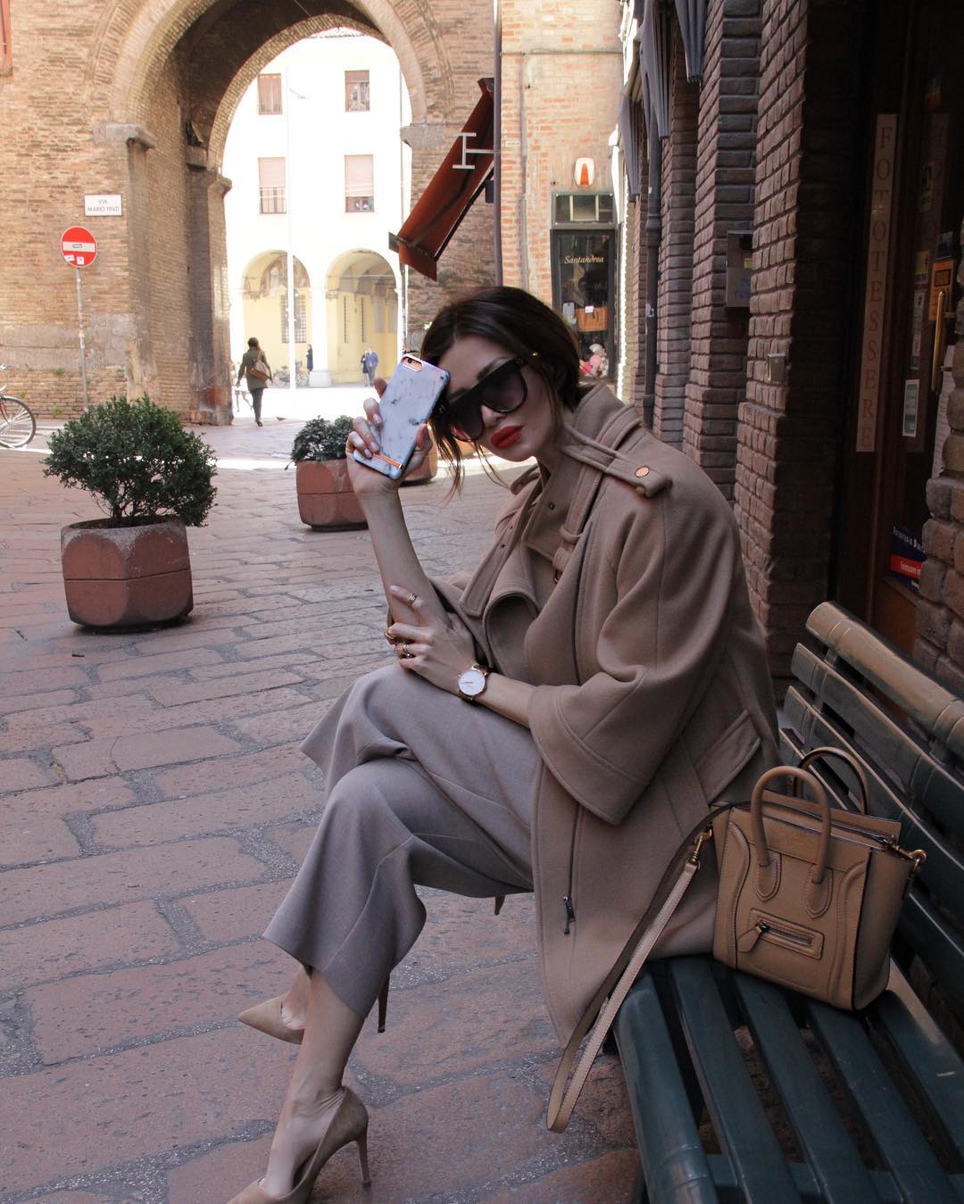 Итальянская гламурная бабушка продолжает радовать своих поклонников новыми образами Итальянская гламурная бабушка продолжает радовать своих поклонников новыми образами