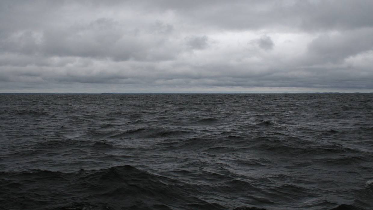 Паром с шестью автомобилями на борту дрейфует на реке Бахтемир под Астраханью