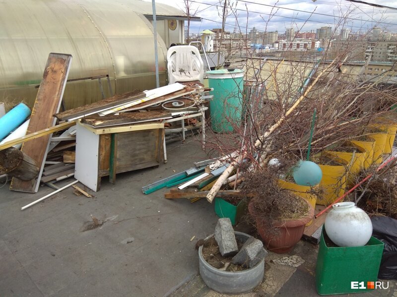 В Екатеринбурге уничтожили сад на крыше 9-этажки, который 18 лет назад разбил местный житель 