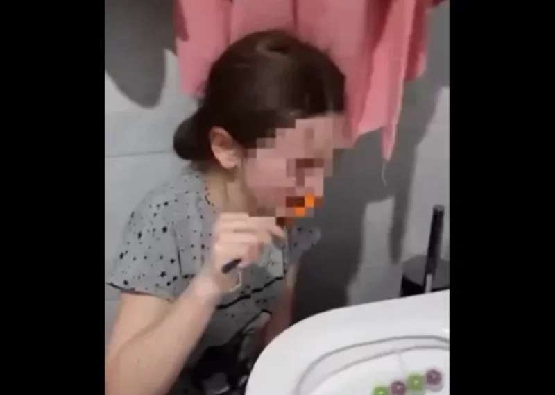 Мать наказала дочку. Чистим зубы!. Заставила чистить зубы водой из унитаза.