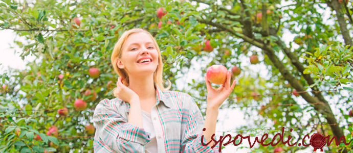 девушка с яблоком