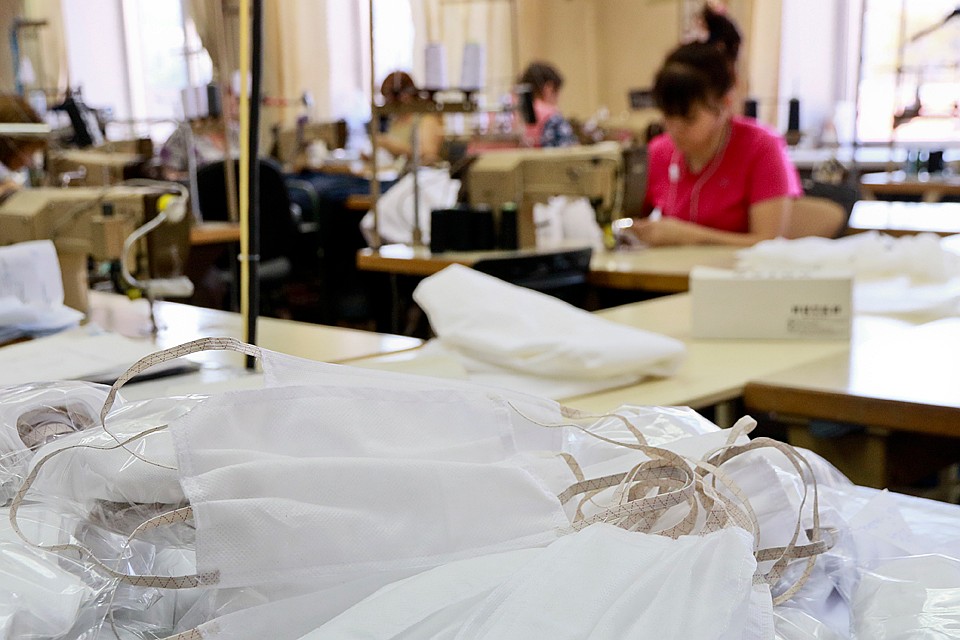 До всей этой истории с эпидемией российские заводы выпускали 600 тысяч масок в сутки Фото: Олег УКЛАДОВ