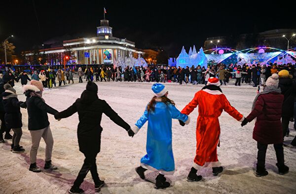  Хоровод во время празднования Нового 2022 года в центре Кемерово