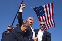 Покушение на Дональда Трампа: самые яркие кадры нападения на главного кандидата в президенты США