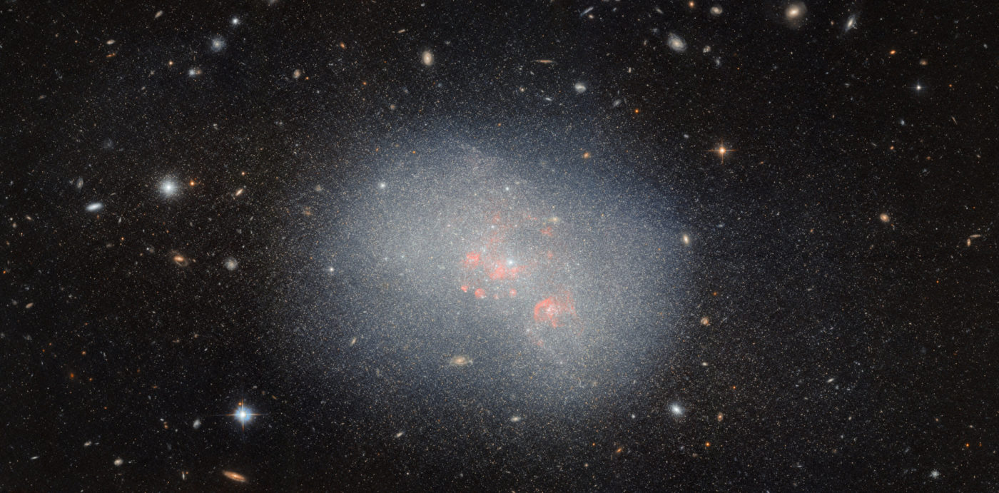 На этом снимке, сделанном космическим телескопом Хаббл NASA/ESA, изображена карликовая неправильная галактика NGC 5238, расположенная в 14,5 миллионах световых лет от Земли в созвездии Гончие Псы