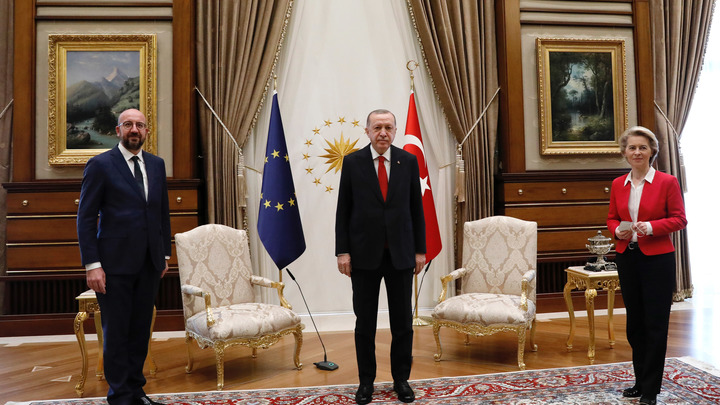 Главе Еврокомиссии фон дер Ляйен не подали стул во время встречи с Эрдоганом
