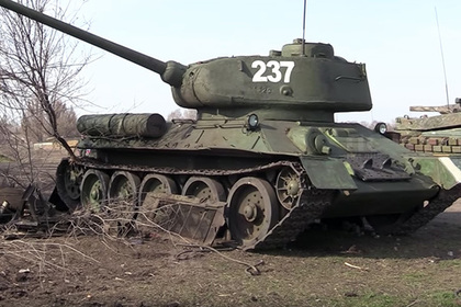 Танк Т-34 попал под обстрел в Донбассе Танк Т-34 попал под обстрел в Донбассе