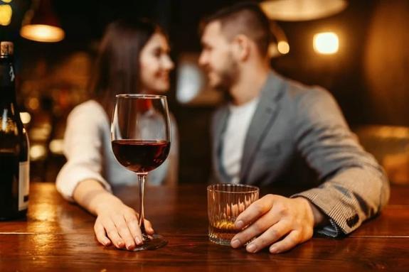 Новое исследование показывает, что пары, которые пьют вместе, живут дольше