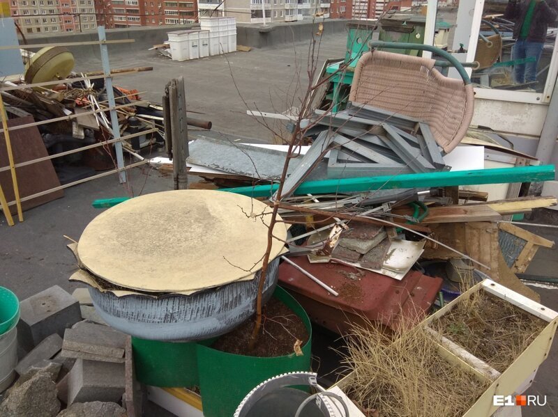 В Екатеринбурге уничтожили сад на крыше 9-этажки, который 18 лет назад разбил местный житель 