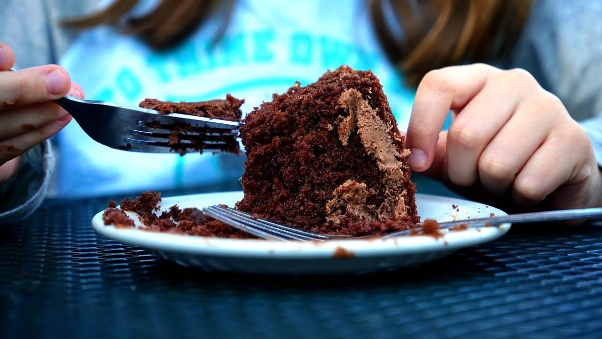 Доктор Комаровский сравнил тягу к сладкому с вредной привычкой