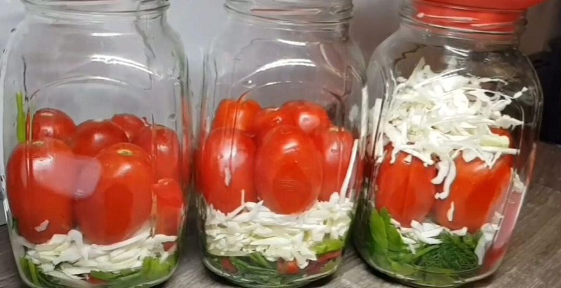 Консервируем хрустящую капусту с помидорами в одной банке заготовки,консервируем