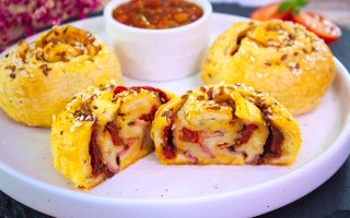 Рулетики из слоеного теста с вялеными томатами и беконом