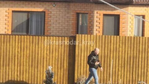 В Краснодаре заметили странного незнакомца, фотографировавшего через забор чужие дома