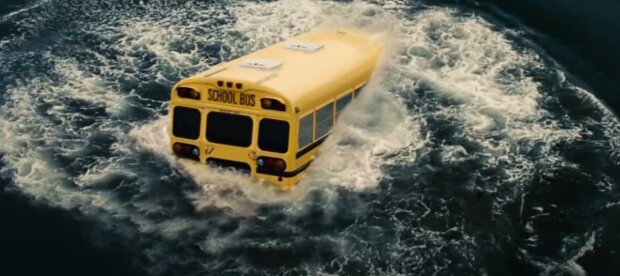 Автобус со школьниками упал в водохранилище. Спасатели достают детей