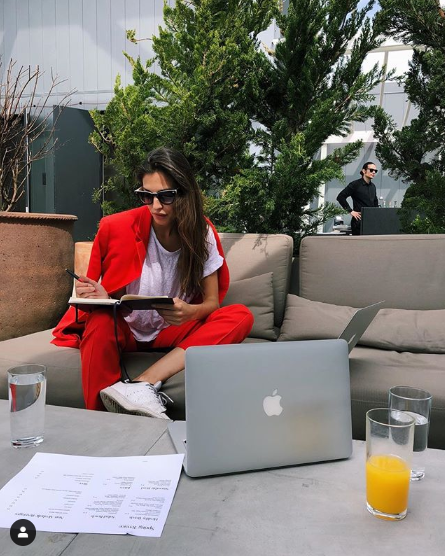 Девушка два месяца носила один костюм интересное,одежда,шоппинг