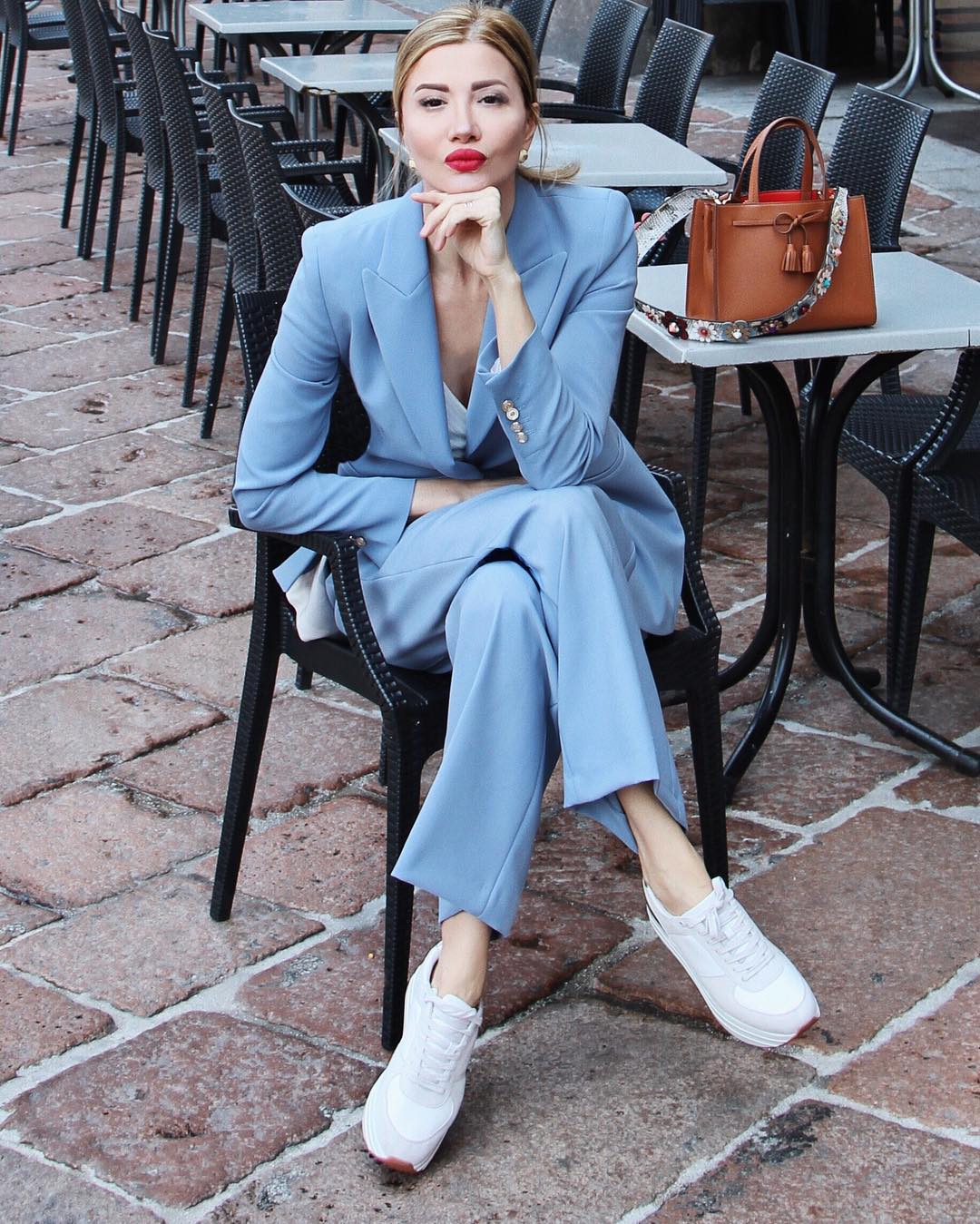 Итальянская гламурная бабушка продолжает радовать своих поклонников новыми образами Итальянская гламурная бабушка продолжает радовать своих поклонников новыми образами