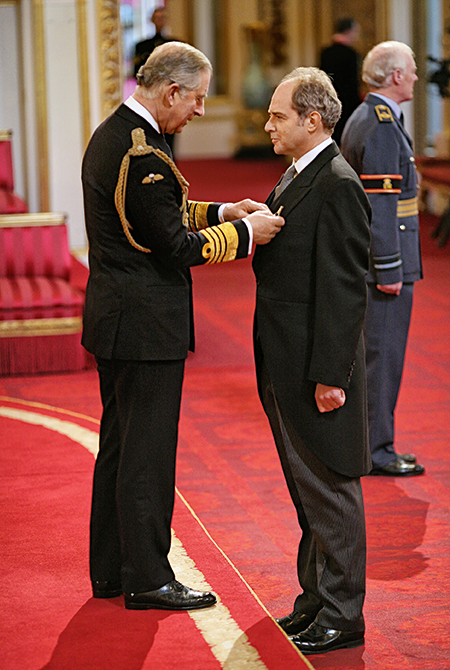 Бывший личный секретарь принца Чарльза, Марк Лейшман, трудился на своем поприще 14 лет и был произведен шефом в лейтенанты Королевского Викторианского ордена в 2010 году