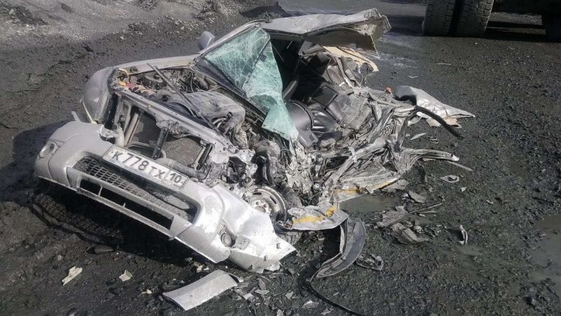 В Карелии огромный карьерный самосвал переехал пикап: водитель чудом не пострадал В Карелии огромный карьерный самосвал переехал пикап: водитель чудом не пострадал