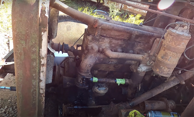 Механик нашел в лесу грузовик 1929 года. Двигатель сохранился и мужчина попробовал завести машину, ржавевшую почти век Культура