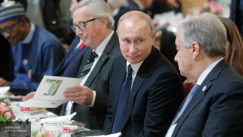 "А Порошенко-то беззубый": на Украине вспомнили о двойной жизни президента после успеха Путина в Париже