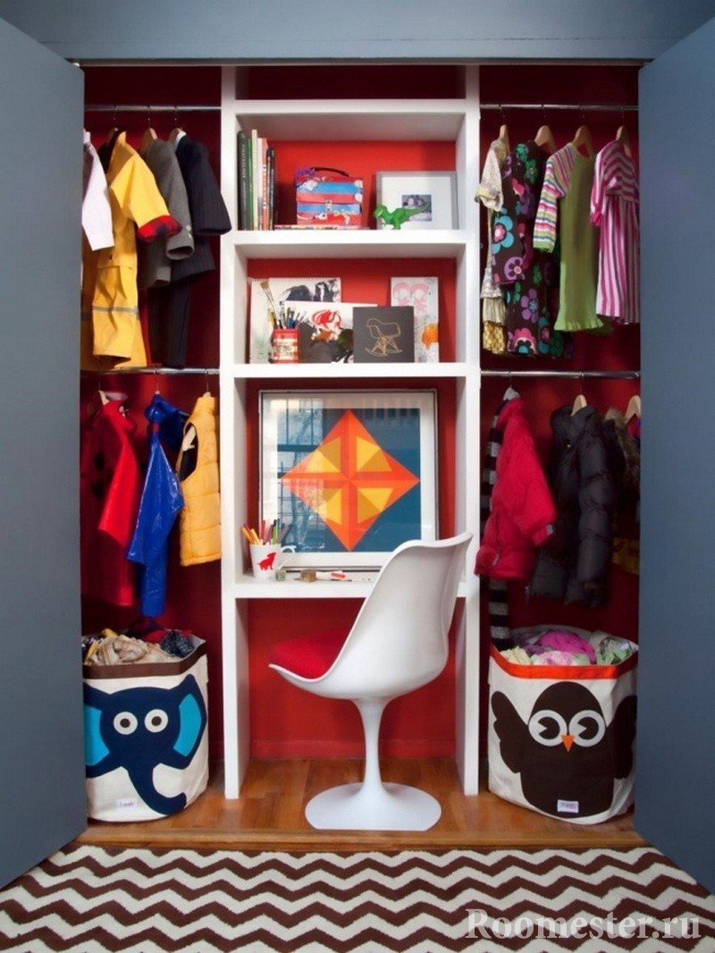 Ð¨ÐºÐ°Ñ ÑÐ¾ ÑÑÐ¾Ð»Ð¾Ð¼ Ð¸ Ð¿Ð¾Ð»ÐºÐ°Ð¼Ð¸ Ð´Ð»Ñ Ð²ÐµÑÐµÐ¹