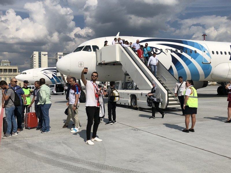 Рейс петербург. Egypt Air в Пулково. Самолет болельщики. Фанатский самолет. Фанат авиации.