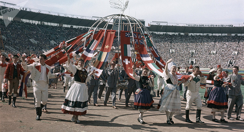 Хрущевская оттепель на деле: 34 000 иностранцев на фестивале в Москве в 1957 году