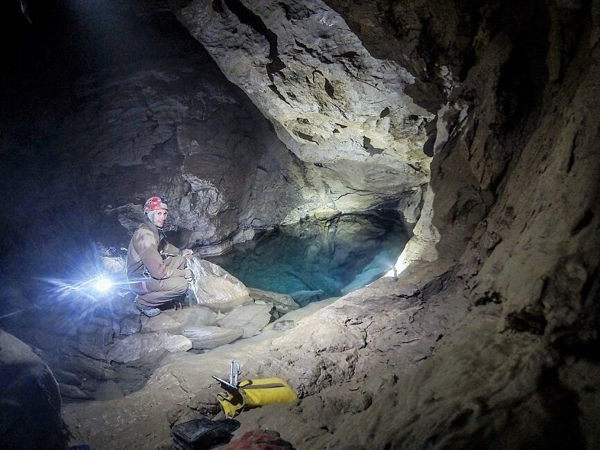 Спелеолог перед сифоном в пещере Верёвкина/ © 4sport.ua