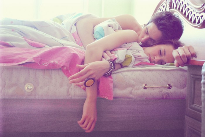 ona-spala-a-k-ney-prishel-drug