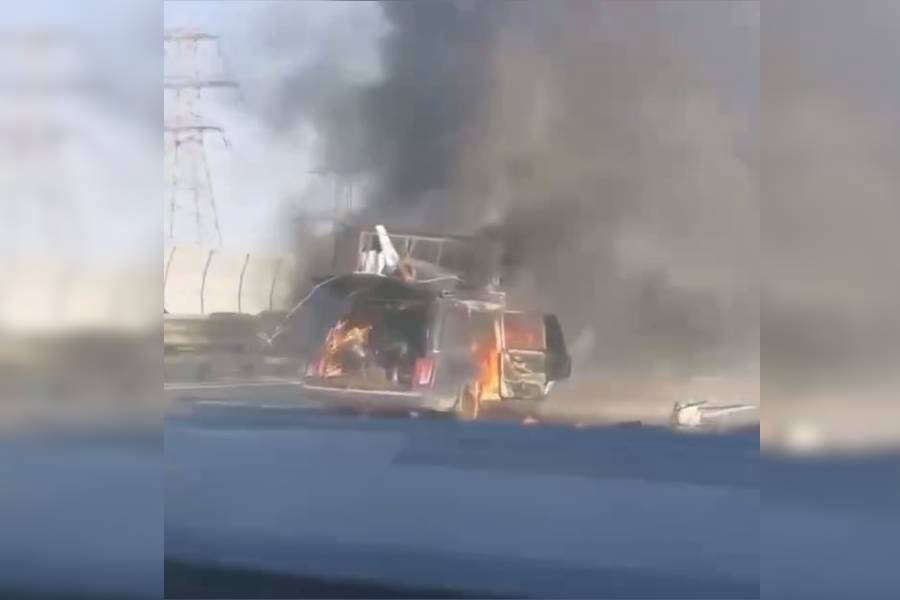 Мужчина сжег свои пожитки вместе с автомобилем на петербургском КАД Происшествия