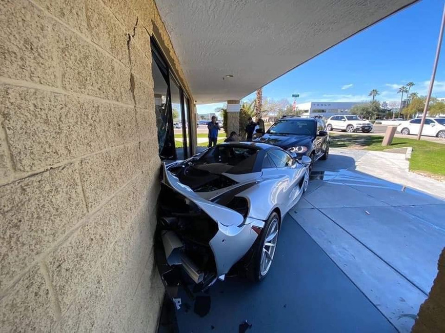 BMW X5 врезался в припаркованный возле дилерского центра McLaren 720S врезался, дилерского, стекло, частью, задней, суперкар, полностью, поэтому, углом, припаркован, столкновенияЧто, время, уничтожена, принял, часть, передняя, основной, стену, серебристый, фотографиях