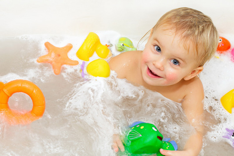 До какого возраста можно мыть ребенка родителю противоположного пола?