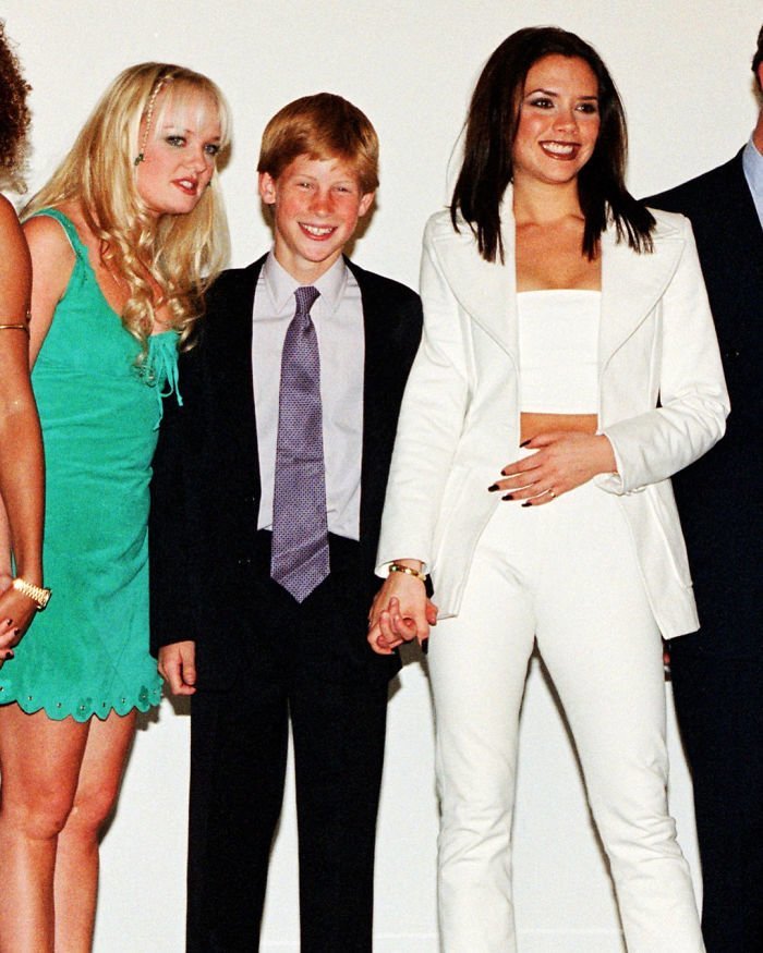 14. Принц Гарри держит за руку Викторию Бэкхем, фотографируясь с группой Spice Girls в 1997 году Instagram, звезды, знаменитости, знаменитости в молодости, известные, редкие фото, селебрити, старые фото