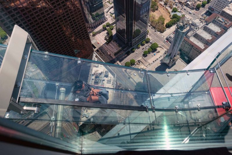 Стеклянная горка на самом высоком небоскребе Лос-Анджелеса заменяет отважным лифт аттракционы,небоскреб,Северная Америка,турист,экстрим