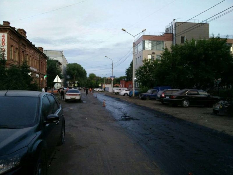 В Омске дорожники залили битумом припаркованные автомобили В Омске дорожники залили битумом припаркованные автомобили авто, асфальтирование, битум, гудрон, дорожники, коммунальщики, ремонт дорог