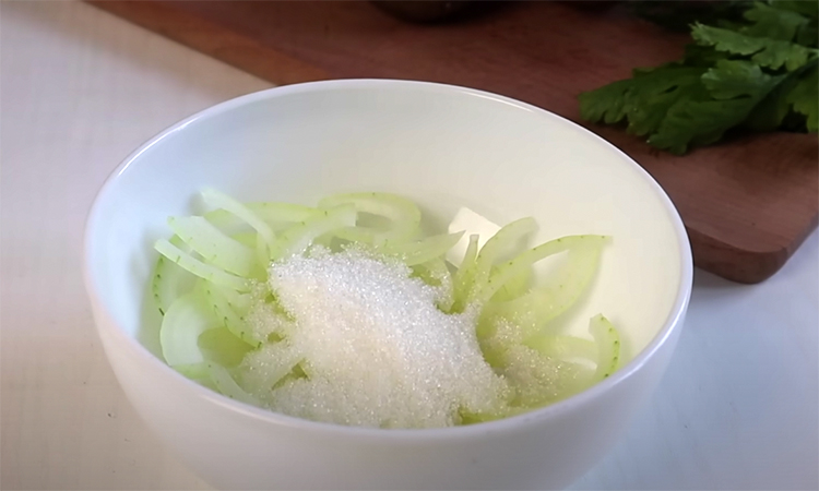 Слоеный салат «Лебединый пух»: нежный, воздушный и сытный. Теперь это главный конкурент Оливье зимой салаты