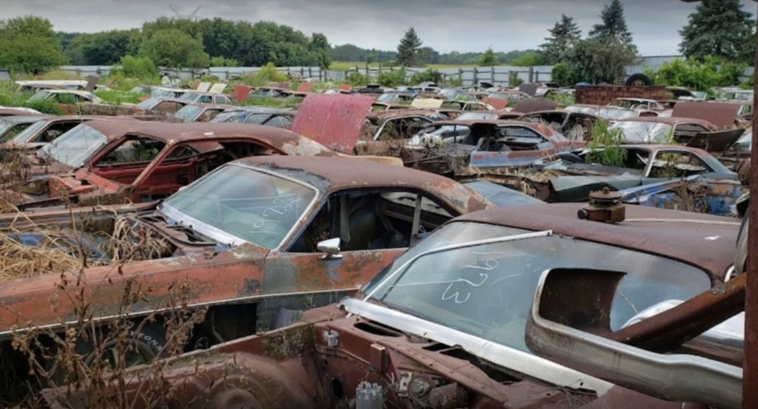 Огромная свалка классических Chrysler и запчастей к ними оказалась на грани уничтожения