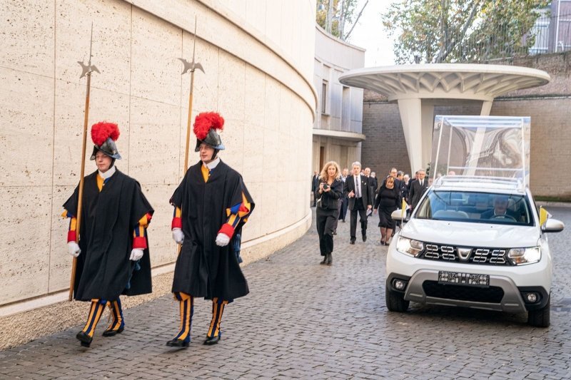 Скромный Папа: Франциск получил специальный Dacia Duster Марки и модели,Новые модели,папа-мобиль
