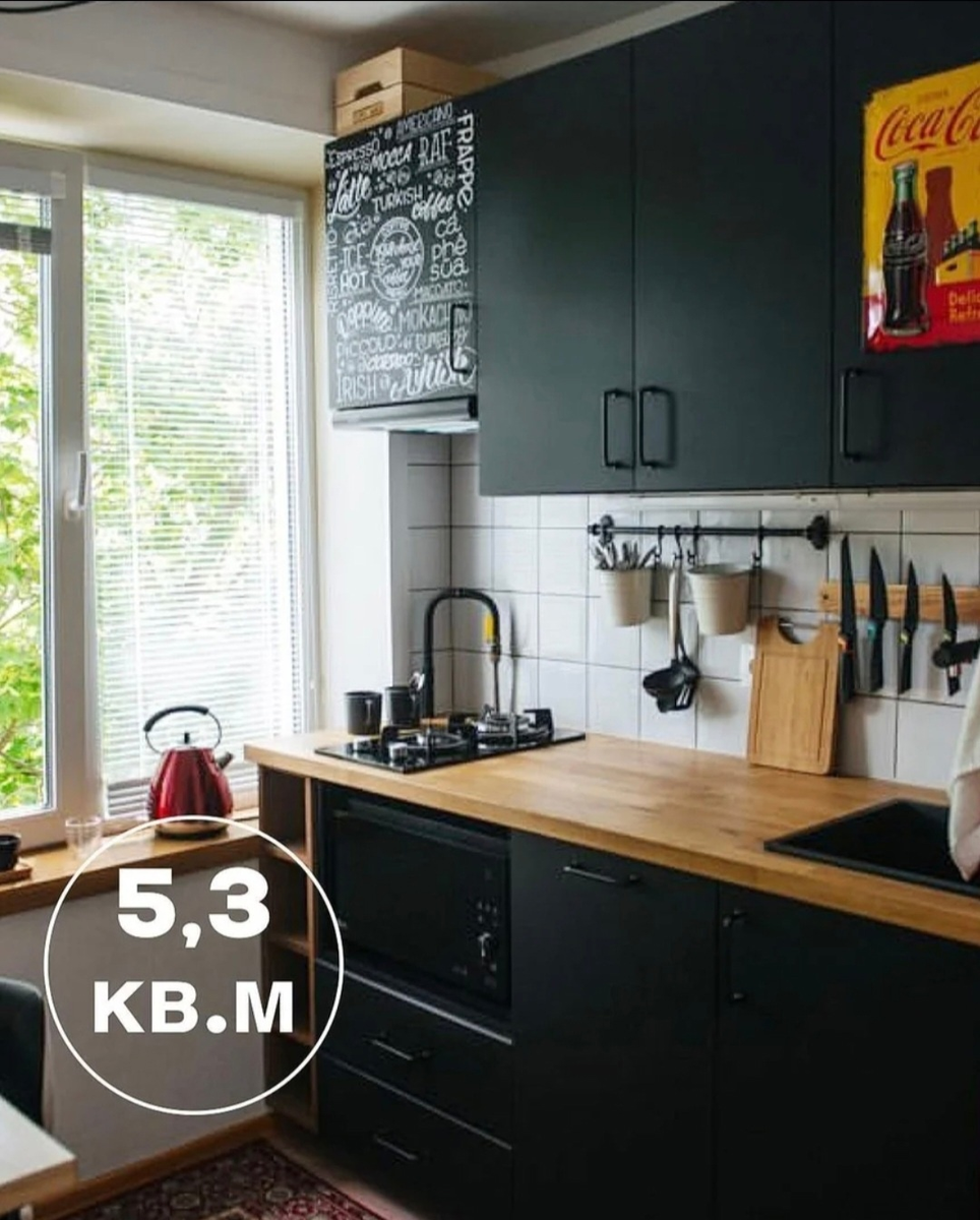 Стильная черная кухня на 5 квадратах с красным холодильником
