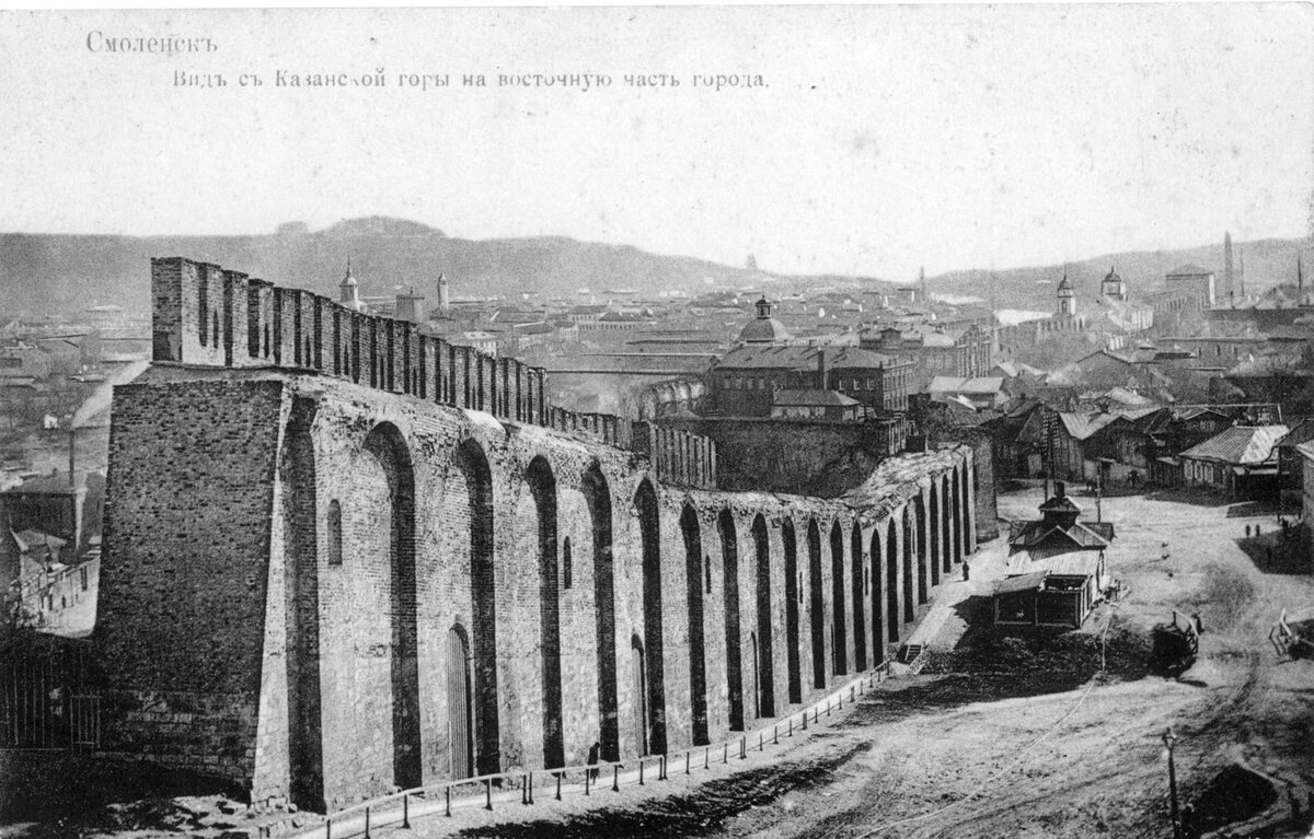 Вот так выглядела крепостная стена в конце XIX века обратите внимание на нижние арки.