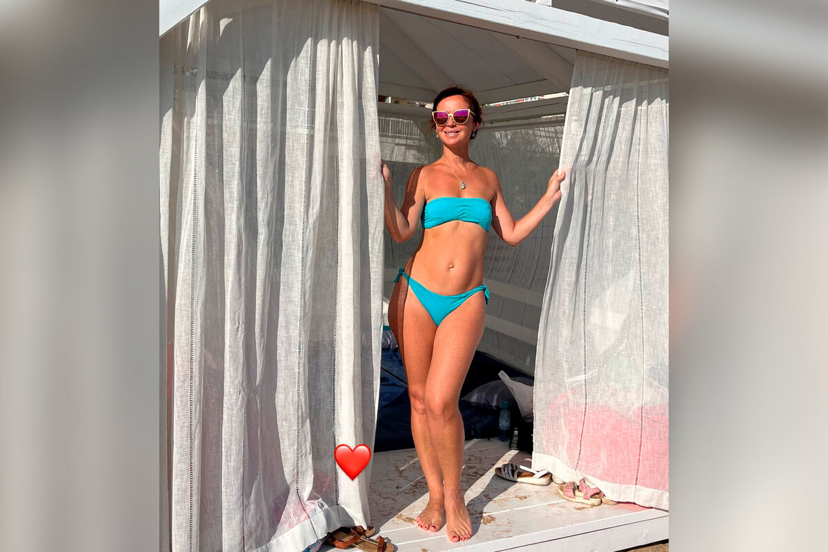 Актриса Елена Захарова опубликовала фото в голубом бикини
