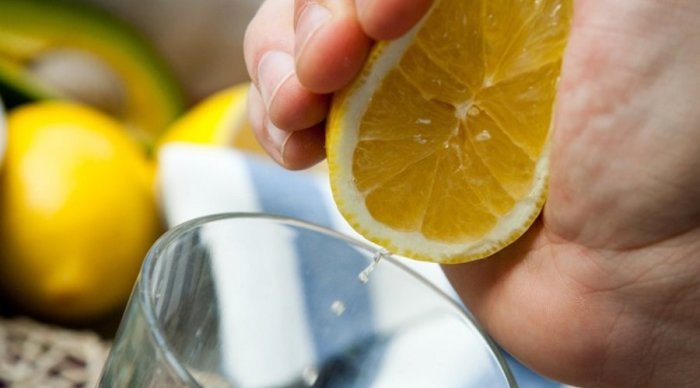 Выжать лимон в воду. |Фото: twitter.com.