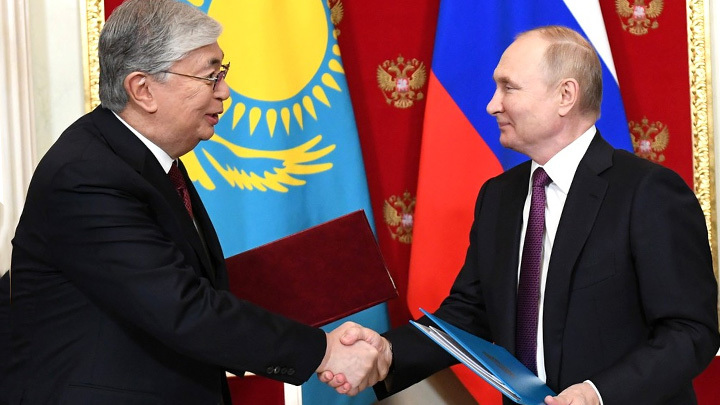 НЕФТЬ И ОБХОД САНКЦИЙ: КАКИЕ СИМВОЛЫ ДЛЯ ЗАПАДА СКРЫВАЮТСЯ ЗА ВИЗИТОМ ТОКАЕВА К ПУТИНУ