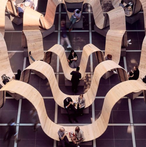 В центре самой крупной пешеходной зоны в Лондоне установили необычную скамейку можно, дизайна, посидеть, таким, прийти, отдохнуть, самой, большой, пешеходной, Лондона, Извилистые, дорожки, инсталляции, спроектированы, крупномасштабная, приглашая, образом, чтобы, места, которых