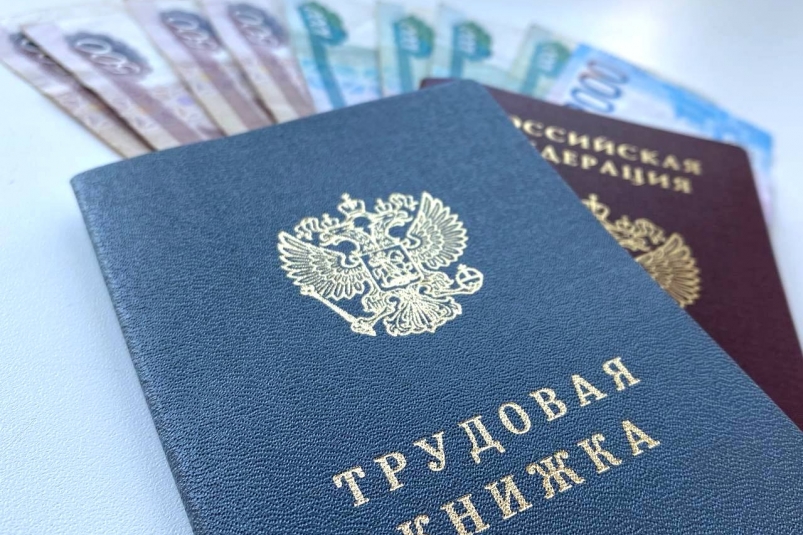 По 9 900 рублей начнут переводить россиянам за стаж более 20 лет