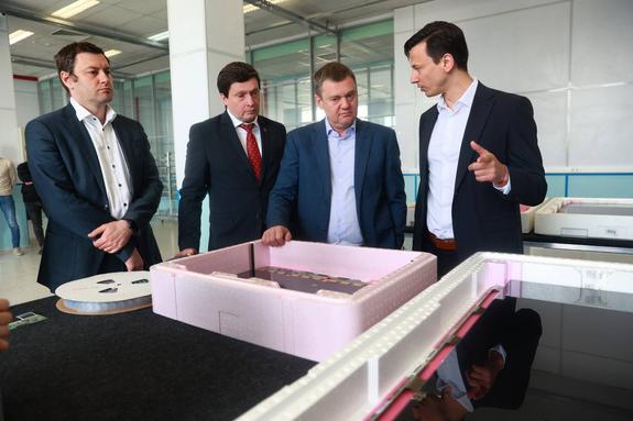 Вице-губернатор Петербурга Поляков посетил производство уникальных медиаэкранов