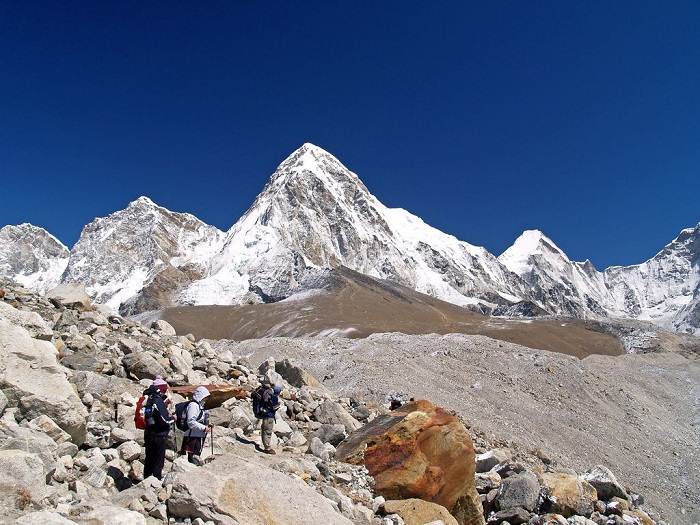 «Черная скала» – горная вершина в системе Гималаев, которая является выступом горы Пумори, очень популярна среди туристов-альпинистов в связи с относительной лёгкостью восхождения, а также из-за отличного вида на Джомолунгму.
